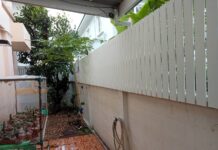 ต่อเติมรั้วบ้านให้สูงขึ้นโดยใช้รั้วไม้ระแนงแนวตั้ง ต่อเติมรั้วบ้านให้สูงขึ้น